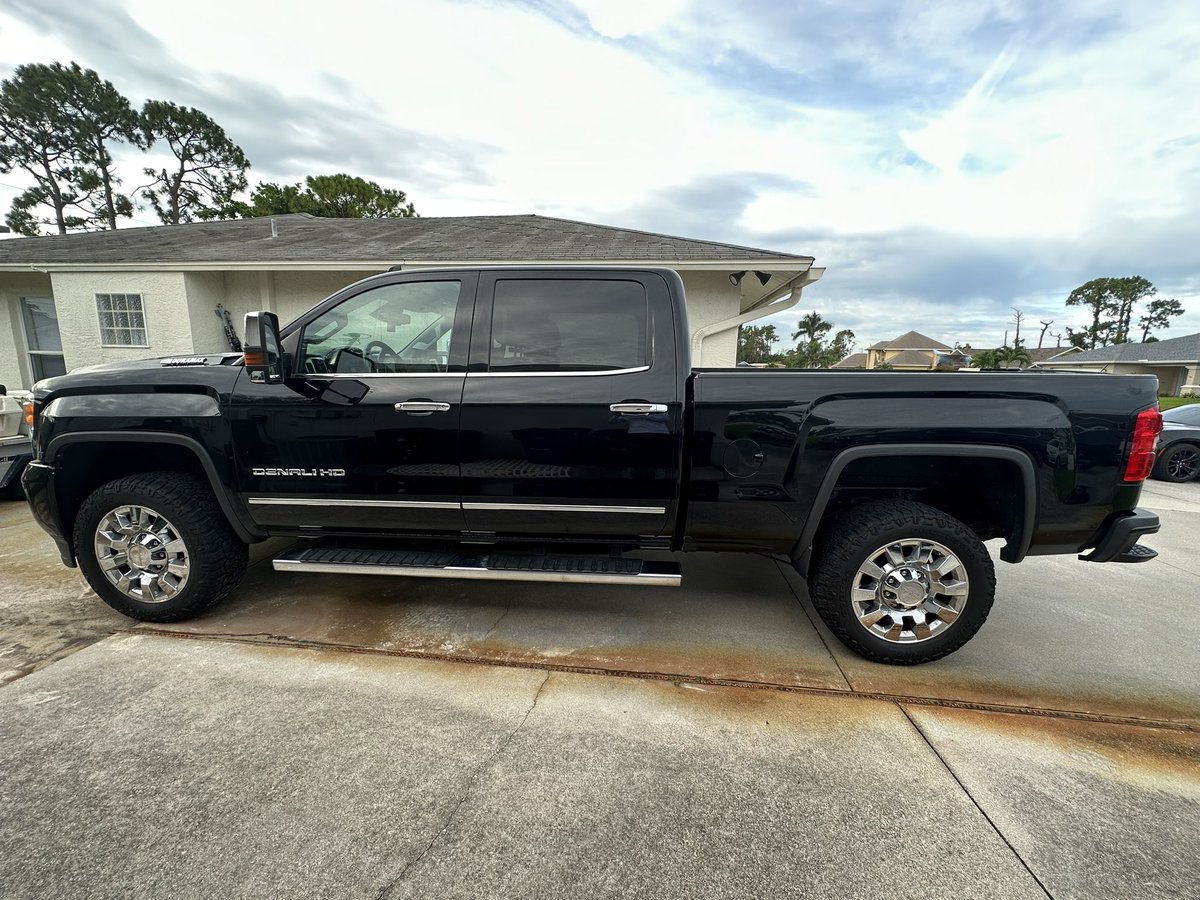 scpblack79's tweet photo. ⬛️Black out Package⬛️
GMC Denali received a full black out‼️ Dark smoke lights, Chrome Delete &amp; Tinted windows🔥
What are your thoughts?👀
Swipe for before 
#chromedelete #wrap #tintedwindows #printshop https://t.co/sD3aB93SCt
