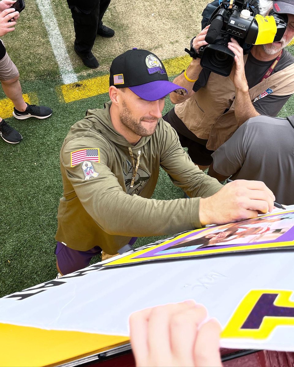 3MH0LL4's tweet photo. Hey @KirkCousins8 ! 

Couldn’t believe we saw ourselves in the new @netflix sports documentary. You will forever be our favorite! 💜💛 #A1SinceDay1 #YouLikeThat @Vikings https://t.co/TdhJKTPvjg