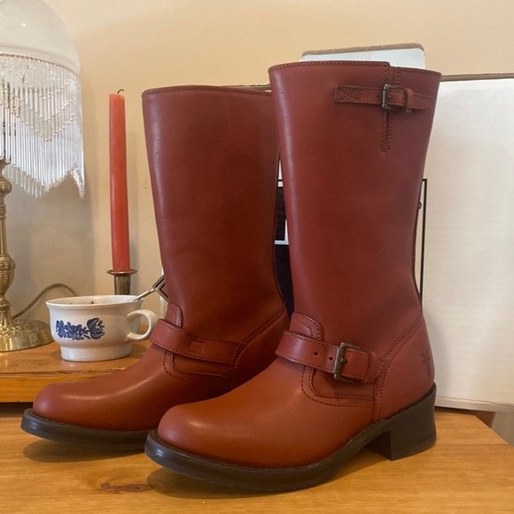 klm0705's tweet photo. So good I had to share! Check out all the items I'm loving on @Poshmarkapp #poshmark #fashion #style #shopmycloset #frye #jcrew #forever21: https://t.co/PiQwAszxSC https://t.co/TqFKf7q7ot