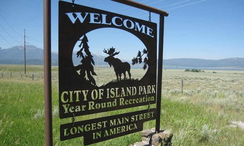AmericaInMetric's tweet photo. According to the @USPS, the United States' longest Main Street is in Island Park, Idaho, and it's 53 km long!

#AmericaInMetric https://t.co/sIbhu0A1gs