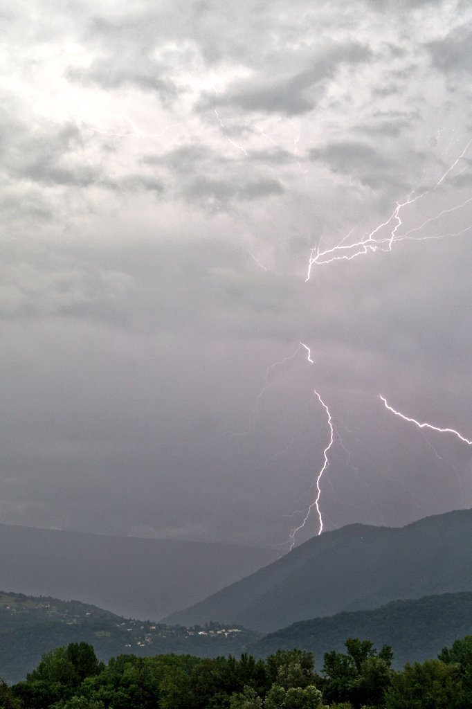 MikaelPassereau's tweet photo. Florilège de la soirée du 12 juillet sur Grenoble
#orage #eclair #grenoble #alpes #mygrenoble #iseretourisme #isereledepartement #frenchalps #isere #alpesishere #visitisere #myauvergnerhonealpes #rhonealpestourisme
#sonya7r4 #sigma35mmf12art #villedegrenoble #keraunos https://t.co/N5i4zaSmDc