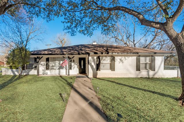 Paula_G_Realtor's tweet photo. Ready for a change? This 4 BD/ 3 BA in Midlothian won't be on the market long.  https://t.co/pZNWFzS7ii https://t.co/t9fxbTBBwl