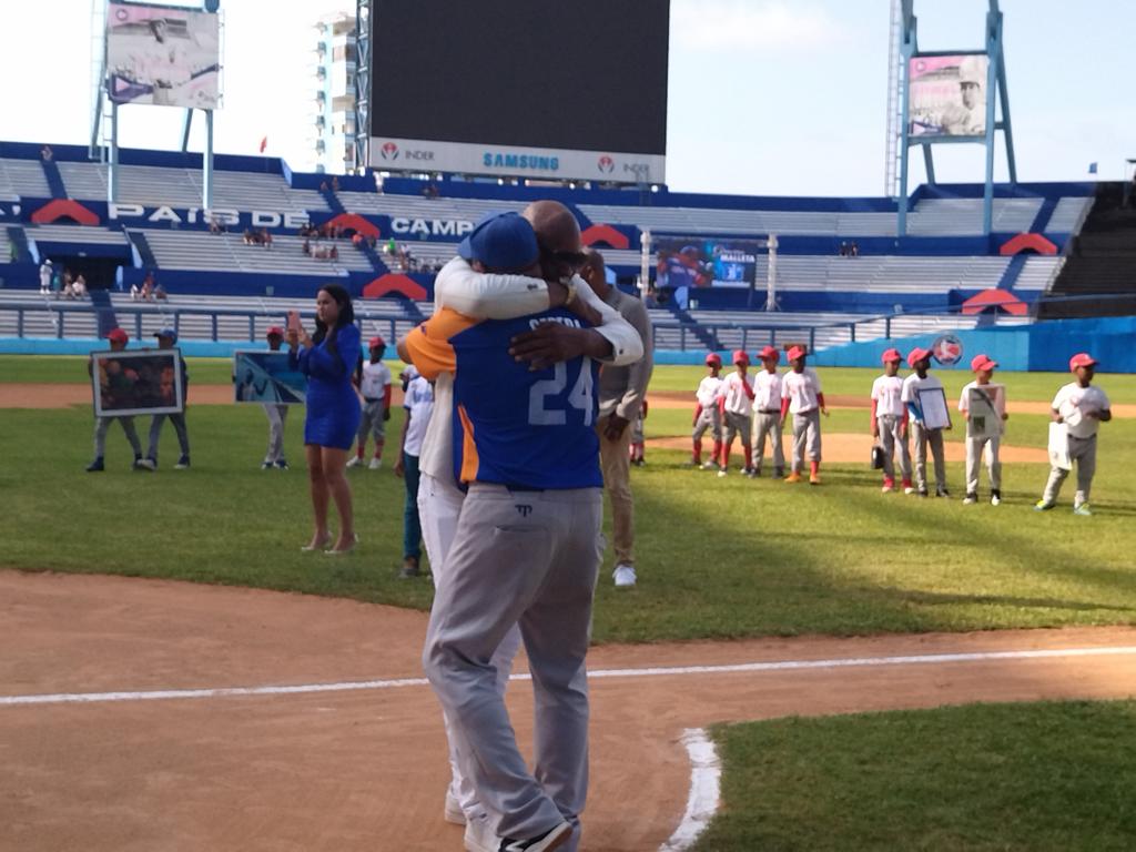 🇨🇺⚾ #62SNB. Tres grandes de la pelota cubana, Pedro Luis Lazo, Rey Vicente Anglada y Frederich Cepeda, también acompañaron a Alexander Malleta en su despedida del deporte activo. #RadioRebelde