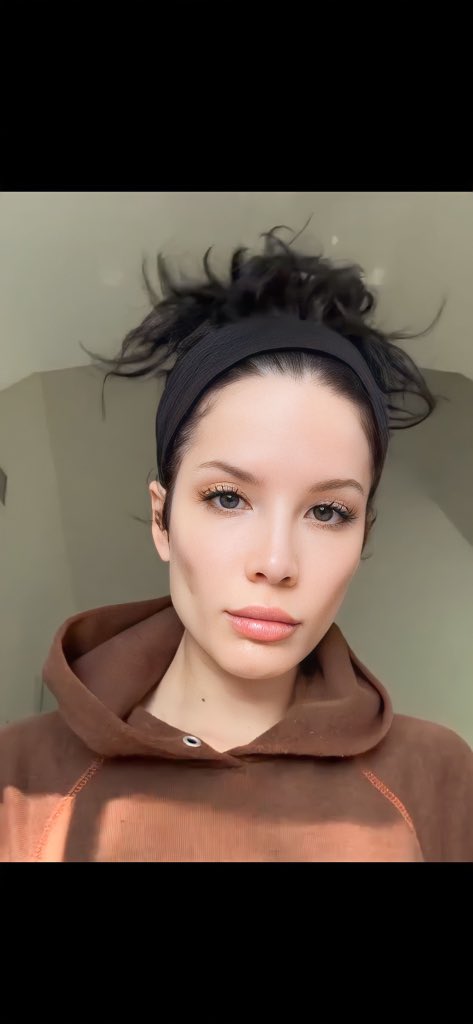 RT @halsey500: New picture of halsey https://t.co/K2k0U10aFn