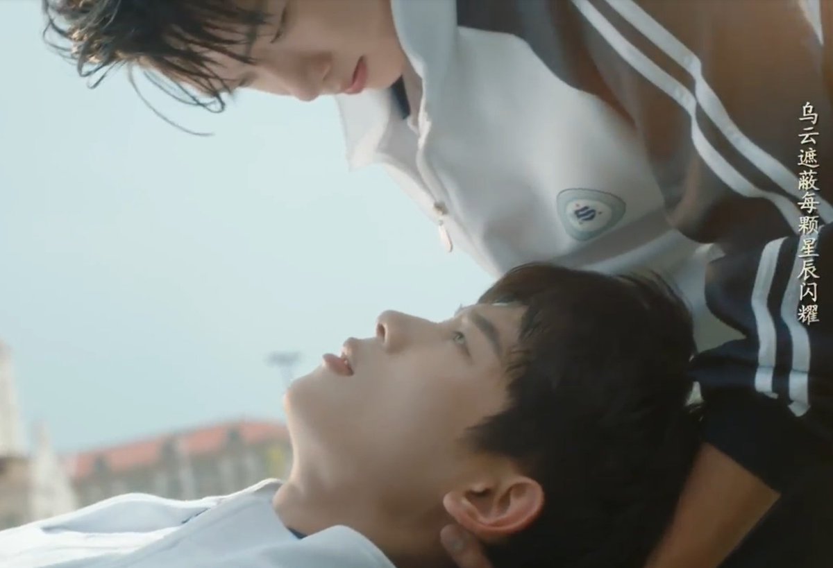 CahBLzeira's tweet photo. Quero fazer um paralelo da novel e remake: O Wu Bi no momento que se torna amigo do Su Yu não deixa mais NINGUÉM triscar o dedo em SuYu, nem ele mesmo se atreve a fazer isso. Ele prefere sofrer o dobro que causar dor 🥺 a serie sendo fiel a novel 🥺

#StayWithMeEp3 #StayWithMe https://t.co/XbOLeVUOBF
