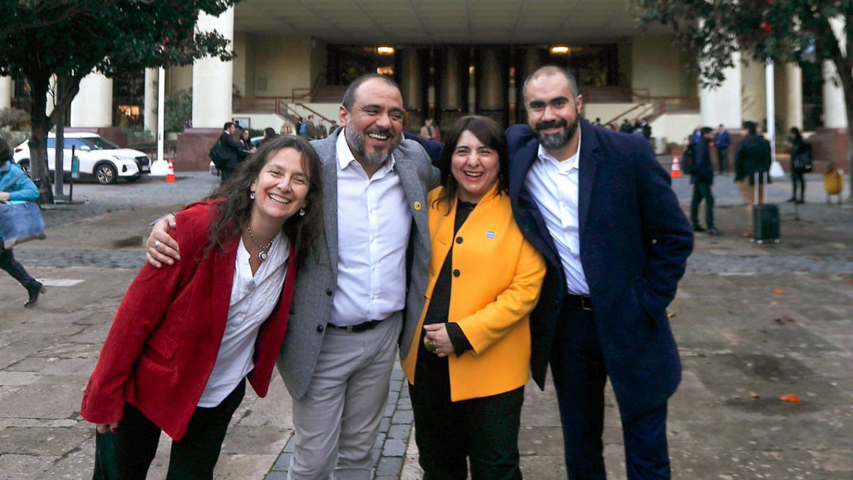 AleArratiaM's tweet photo. Hoy acompañamos al ministro @ProfMarcoAvila; agradecemos el rechazo de la @Camara_cl a una AC sin fundamento jurídico alguno. Como subsecretaría, y desde el ministerio, seguiremos trabajando por una #ReactivaciónEducativa, en pos de la formación integral de NNJ de nuestro país ❤️ https://t.co/X62P9Vuu6e