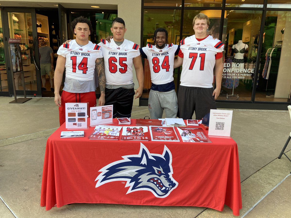 SBAthletics's tweet photo. Come check us out at @SmithHavenMall for the start of their Summer Concert series! 

🌊🐺 x @StonyBrookFB https://t.co/HjxLPXCbok
