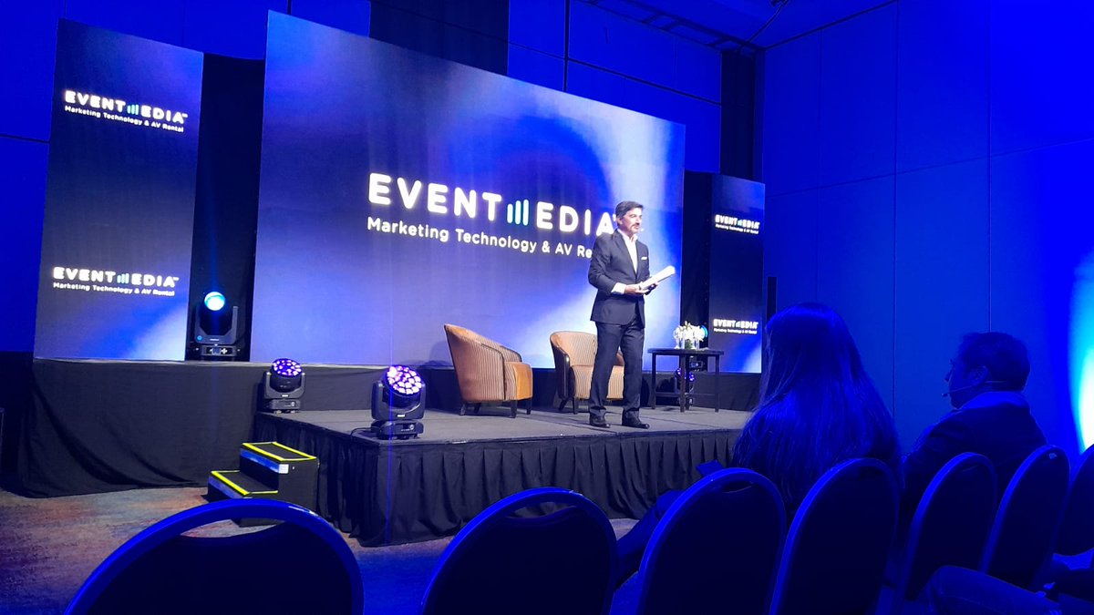FACVE_ARG's tweet photo. Carlos Nuñez, director Ejecutivo de FACVE, dando la bienvenida a los socios.
#FacveConecta @nunezcarlos169 @HiltonBA @assistcard @eventmediagroup @lufthansa @PartnerPR @NCLArgentina https://t.co/iojqLVwXle