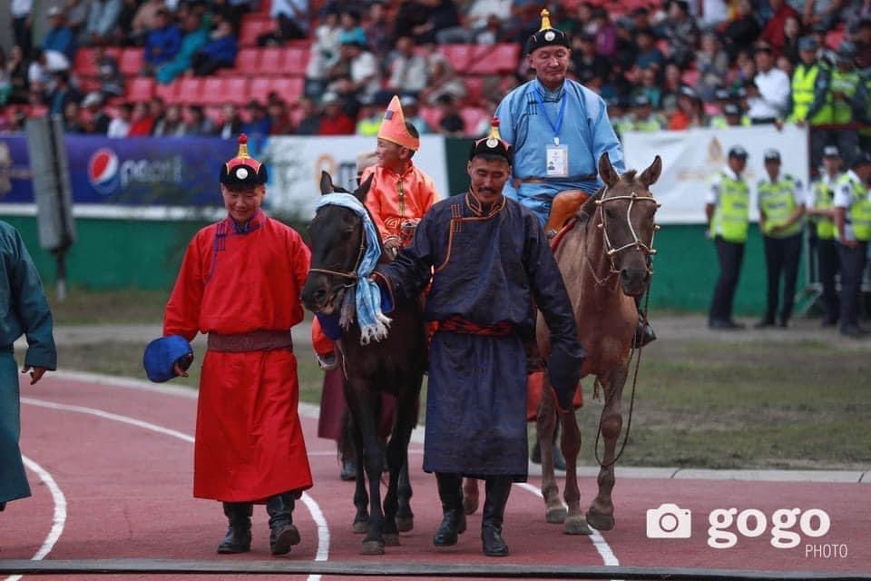 Нэг сайхан түүх сийрүүлэхэд 1639 онд Анхдугаар Өндөр гэгээн Занабазар богдыгоо 5 настайд нь Их Монгол уулын өвөрт Ширээт цагаан нуурт Шар бүст өргөөнд нь ширээнд залаад  даншиг наадам хийж бат оршил өргөн их насны морь уралдуулахад ганц морьтой хүний морь нь түрүүлэхэд билэгшээн
