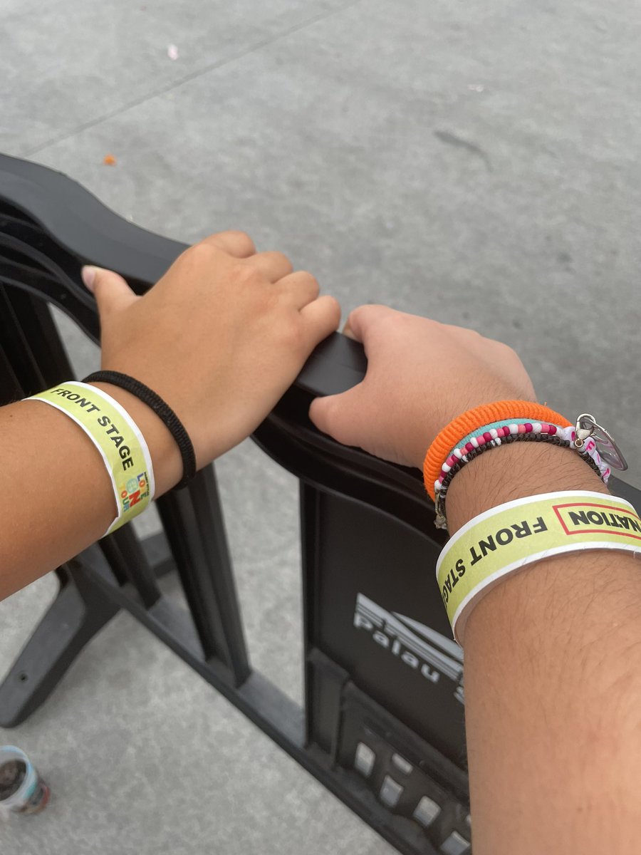 94LittIeFreak's tweet image. RT FOR GET BARRICADE TO YOUR NEXT CONCERT !!!