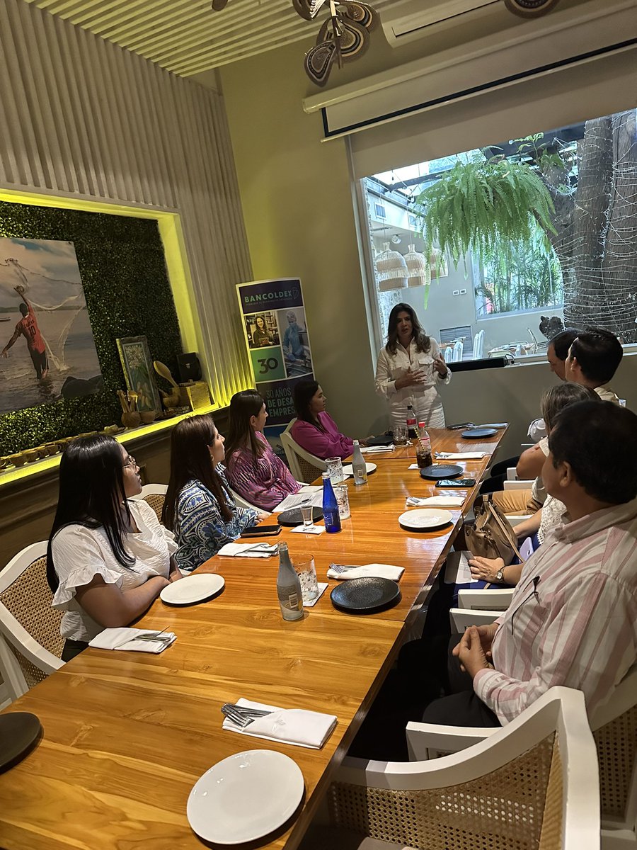 July_ossa's tweet image. Seguimos con #BancóldexEnLasRegiones reconociendo la gran labor de aliados financieros que nos permite llegar de forma más cercana y acertada a las empresas en todos el País! gracias en #Medellín #Barranquilla @bbva @Bancolombia @BancodeBogota  👏🏼👏🏼👏🏼