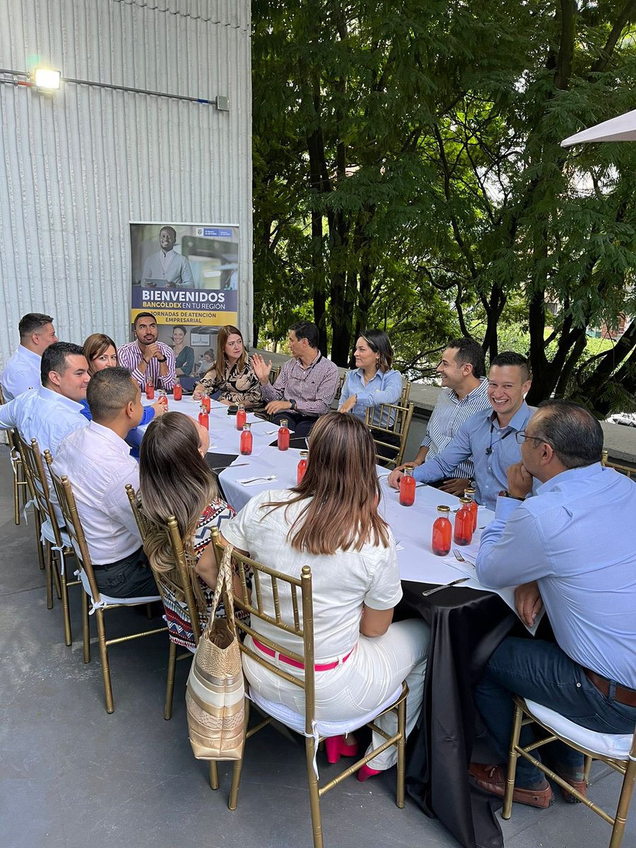 July_ossa's tweet image. Seguimos con #BancóldexEnLasRegiones reconociendo la gran labor de aliados financieros que nos permite llegar de forma más cercana y acertada a las empresas en todos el País! gracias en #Medellín #Barranquilla @bbva @Bancolombia @BancodeBogota  👏🏼👏🏼👏🏼
