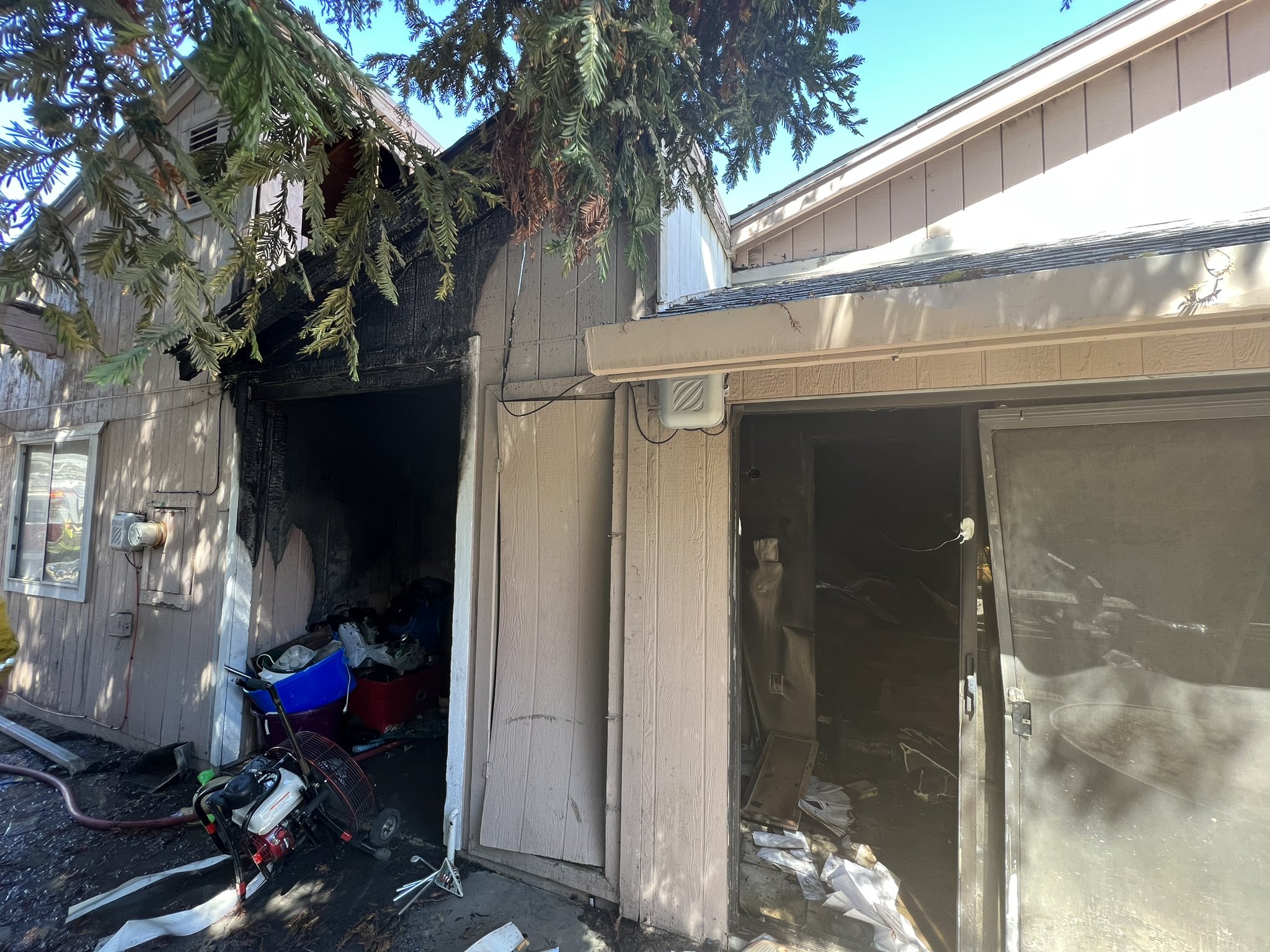 metro-fire-of-sacramento-on-twitter-crews-are-working-a-duplex-fire