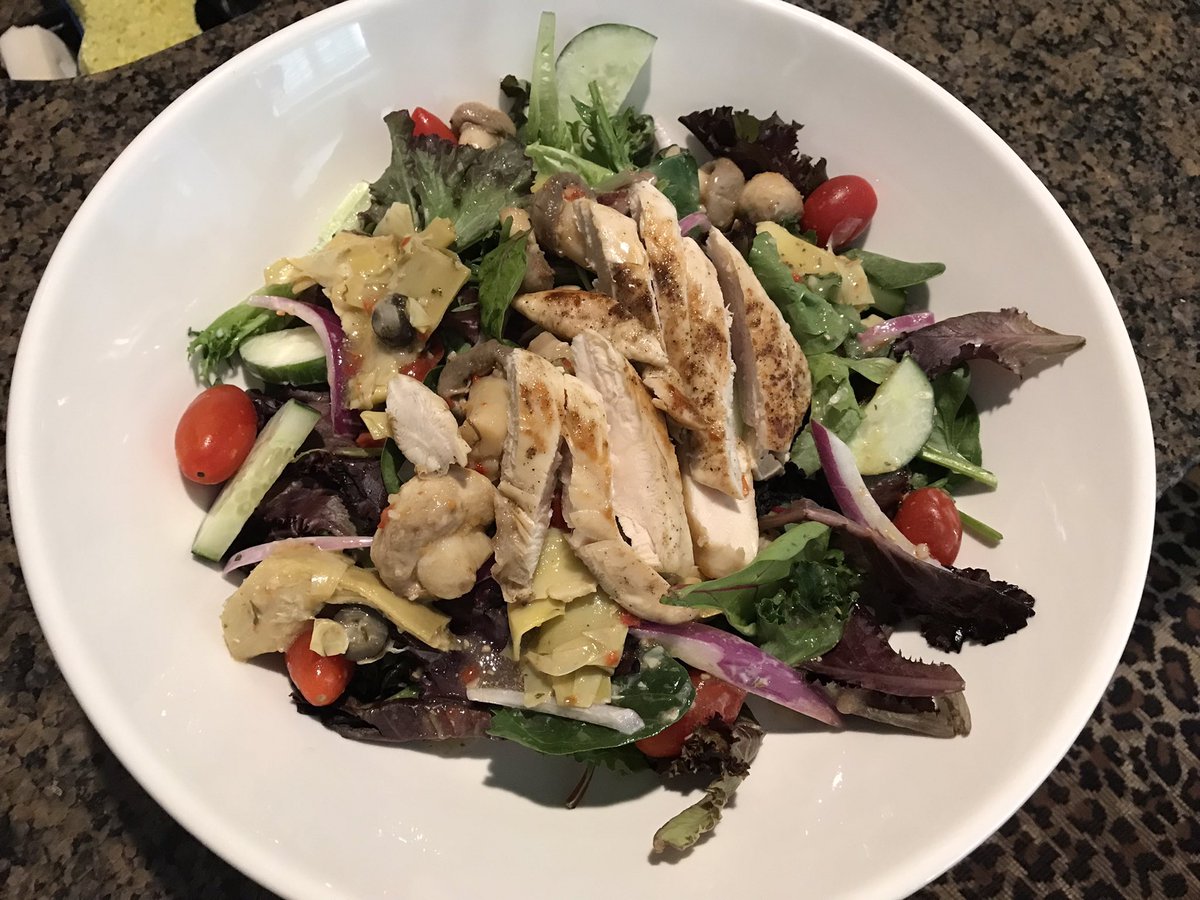 G12Rocco's tweet image. Another simple salad for dinner tonight with grilled chicken😋 #WednesdayDinner