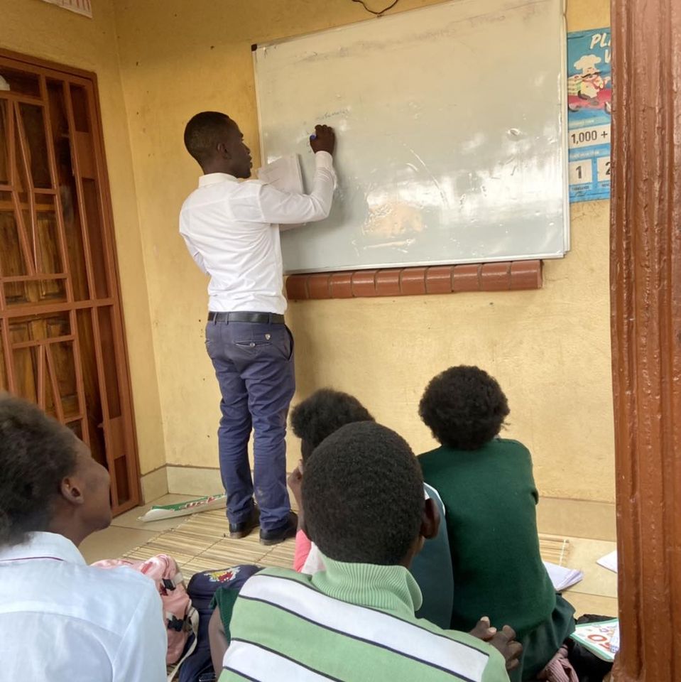 FreeHavenCommu1's tweet photo. Meet Nchimunya, our dedicated volunteer from Livingstone, Zambia. With a background in education and project management, he has been instrumental in our Extra Lessons program, both behind the scenes and on the ground. Thank you for your selfless dedication and lasting impact! https://t.co/i6sdy1JsVZ