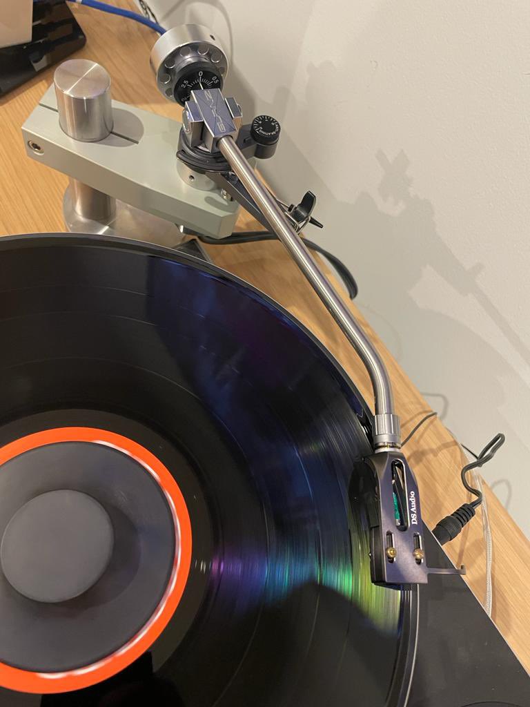 Absolute_Hi_End's tweet photo. DS Audio HS-001 headshell on the GLANZ MH-10BT tonearm
#dsaudiohs001 #headshell #analogaudio #tonearms #glanztonearm #turntable
@AXISScorp @DS_Audio https://t.co/ZEqyEUeGJg