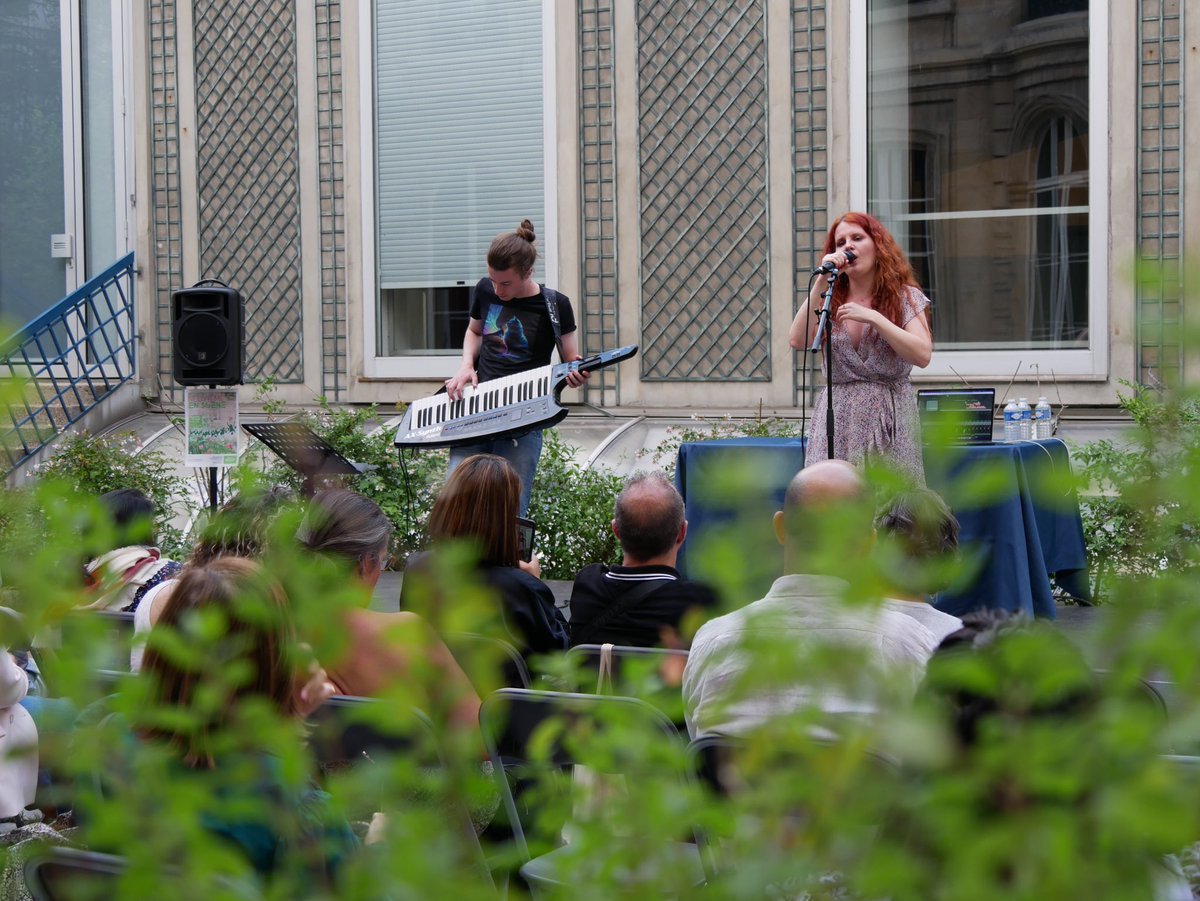 Mairie9Paris's tweet image. 🎭🎶🩰 Lancement du tout nouveau festival « Neuvième en scène » avec ce soir un voyage sonore dans l'univers des 80s sur des basses électros. 
🌟#NeuvièmeEnScène c’est tout l’été, #Théâtre #Chant #Danse #SeulEnScène dans le jardin de la mairie du 9e
ℹ️&amp;amp;🎟️bit.ly/NeuvièmeScèneM9