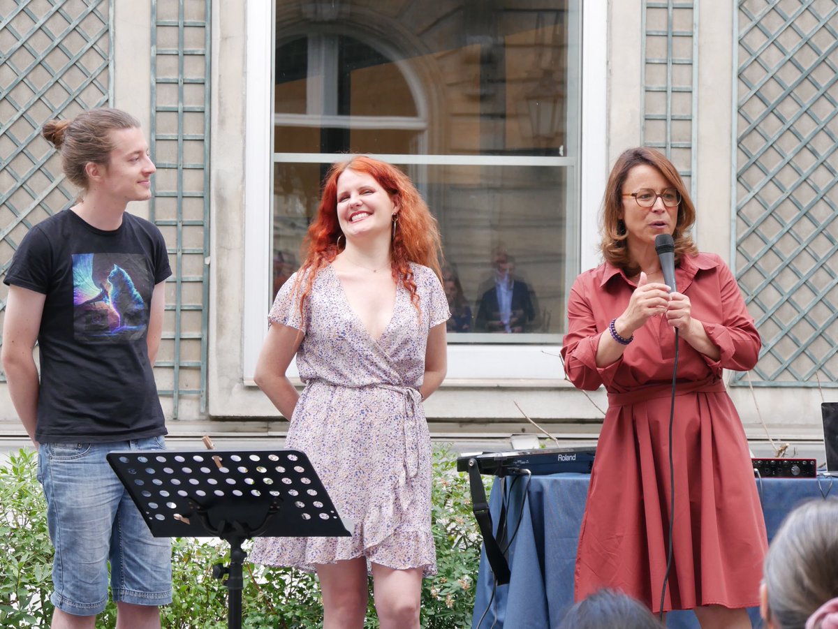 Mairie9Paris's tweet image. 🎭🎶🩰 Lancement du tout nouveau festival « Neuvième en scène » avec ce soir un voyage sonore dans l'univers des 80s sur des basses électros. 
🌟#NeuvièmeEnScène c’est tout l’été, #Théâtre #Chant #Danse #SeulEnScène dans le jardin de la mairie du 9e
ℹ️&amp;amp;🎟️bit.ly/NeuvièmeScèneM9
