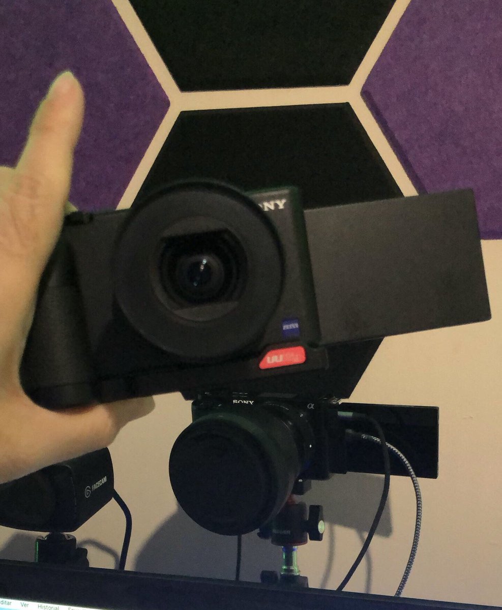 Las 2 mejores opciones, para comenzar, que puede tener un creador de contenido que se estará grabando constantemente SONY ZV-1 y SONY ZV-E10 (la que está atrás). Sin dudas súper recomendadas.