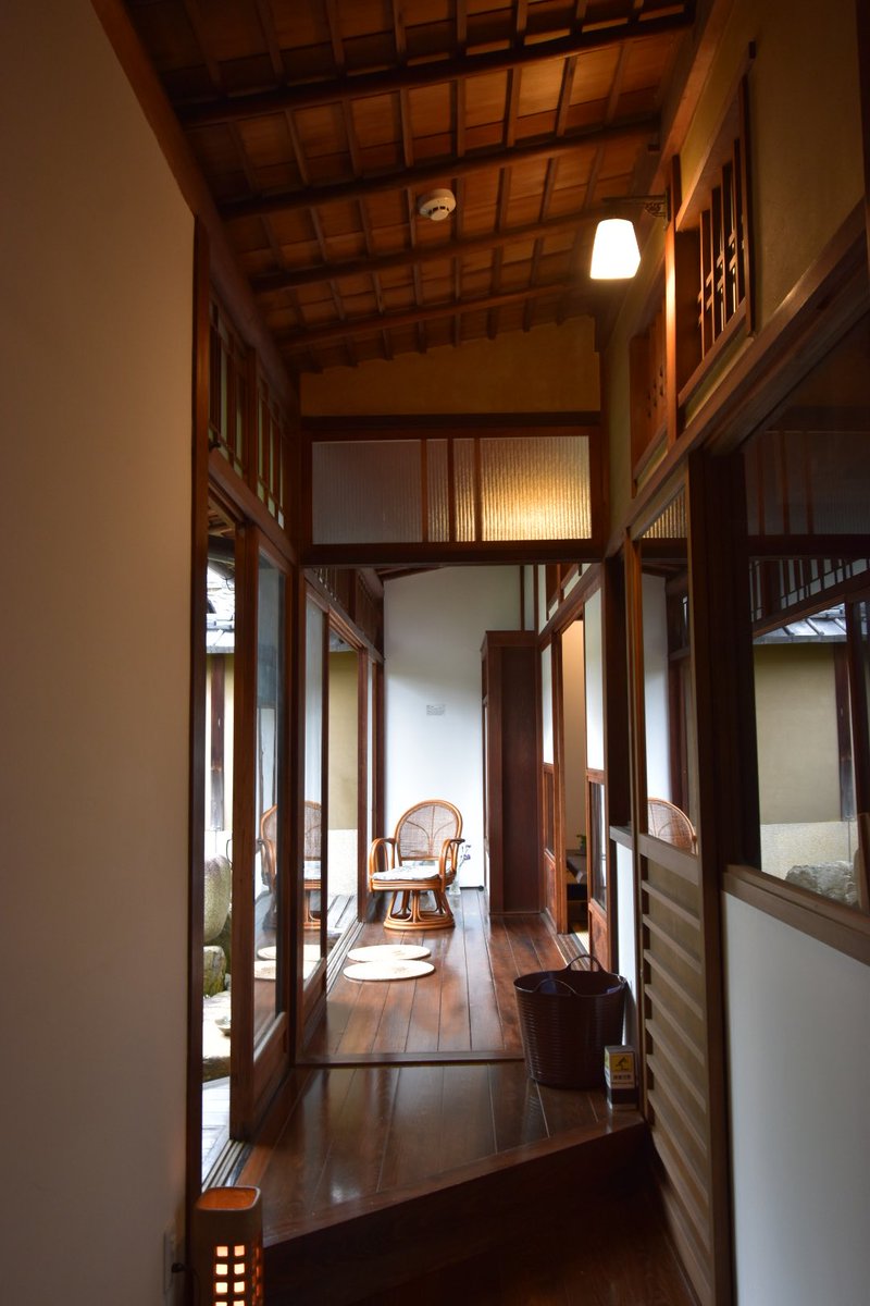 cattail69's tweet photo. おはようございます。

先だって泊まった、滋賀県大津市「大津町家　粋世(いなせ)」の朝を思い出す。
この洋間に泊まりたいとずっと憧れてました。
築90年の町家は古い佇まいをとどめたままに快適な上にとても美しくて昼も夜も朝も見惚れました。
また行きたいな(^-^)。 https://t.co/vzKWlggLcx