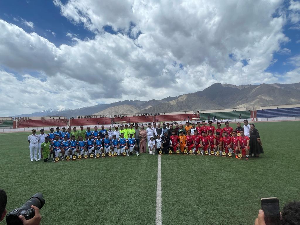 Great honour to meet with CNS  Admiral R. Hari Kumar in Leh .And Navi football team.<a href="/indiannavy/">SpokespersonNavy</a> <a href="/lg_ladakh/">Office of the Lt. Governor, Ladakh</a> <a href="/LAHDC_LEH/">LAHDC LEH</a> <a href="/lada/">Shigehiro Kato</a>