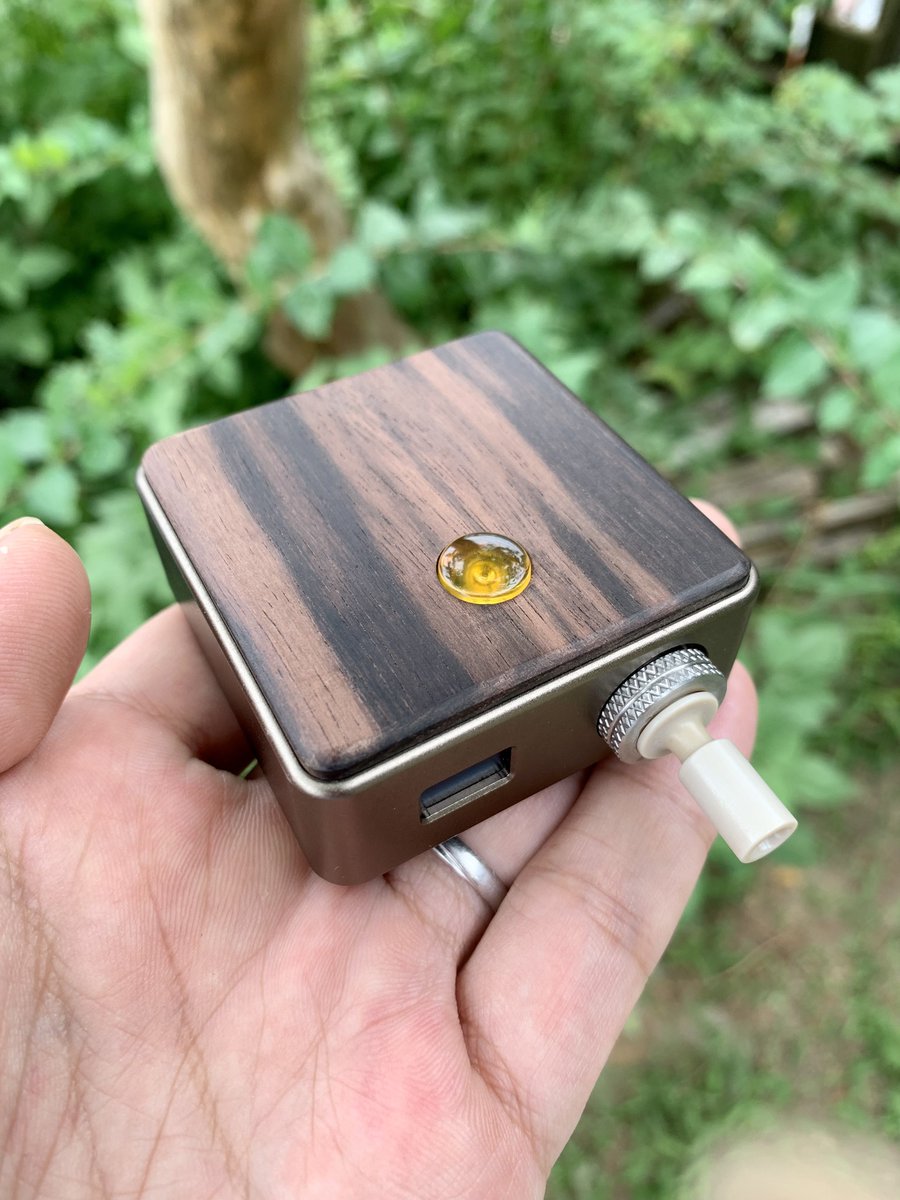 mamedenkyu100w's tweet photo. 今日は久しぶりにバンタムボックスで！

自作の黒檀パネルで触り心地は上々よー
れもんさんのウルテムボタンとコラボ！

#bantambox #vape好きと繋がりたい 

https://t.co/eGqWk8Rbyl https://t.co/6waJjYNlig