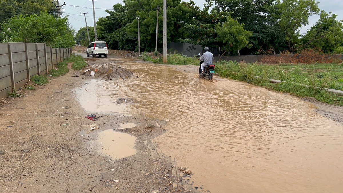sreeramkasturi9's tweet photo. Road condition from service road to Birla open Minds International school to Magna Majestic Meadows villas at Osman Nagar, Kollur, Tellapur municipality https://t.co/uJauAULTdO