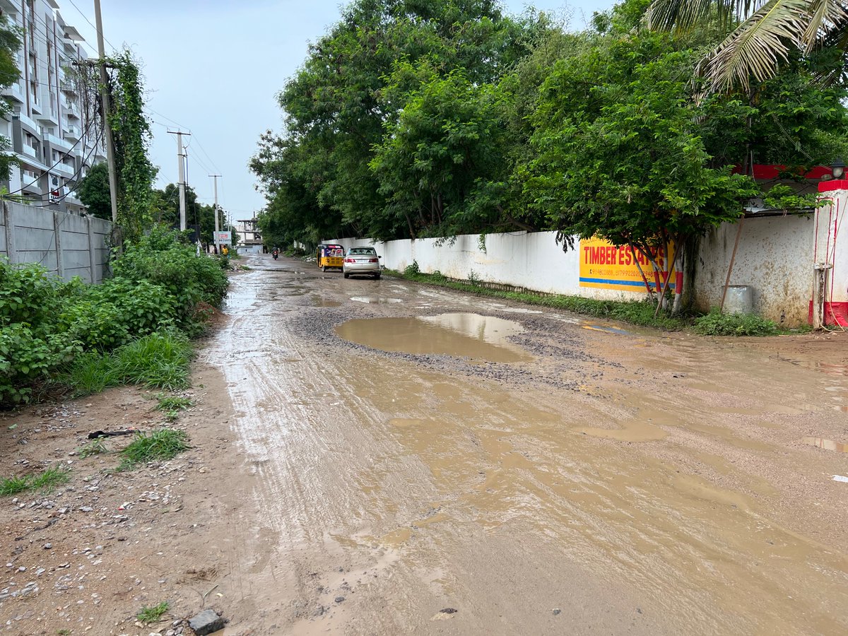 sreeramkasturi9's tweet photo. Road condition from service road to Birla open Minds International school to Magna Majestic Meadows villas at Osman Nagar, Kollur, Tellapur municipality https://t.co/uJauAULTdO