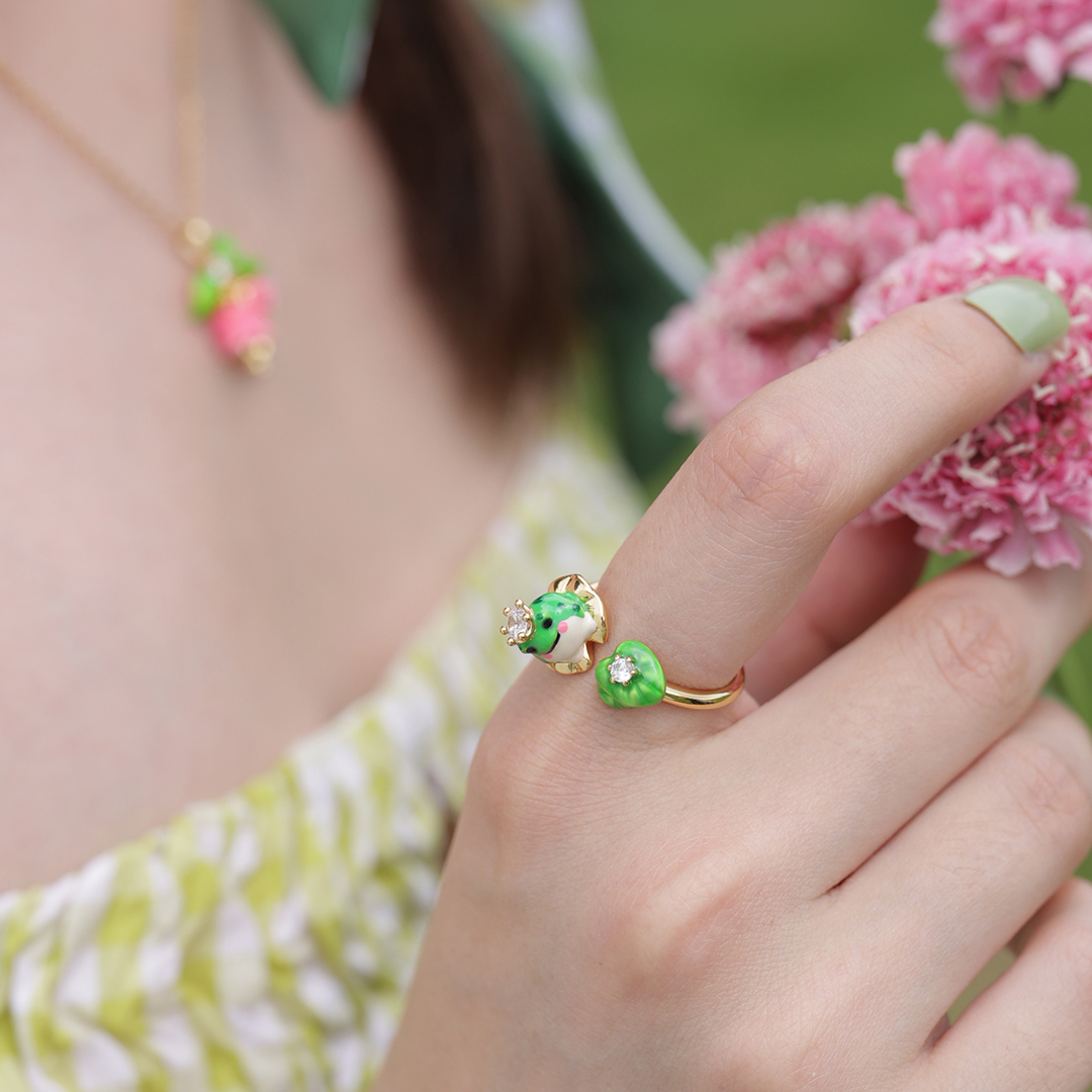 Jeulia New Collection--【Dreamy Garden】
エナメルで艶やかに描いた植物や生き物モチーフが可愛らしいアクセサリーたちです。
大人の遊び心ある、華やかでユニークなジュエリーをお楽しみください。🐸🐸
詳しくは⇒jeulia.io/9s1y

#jeuliajewelry #jeuliajapan #DreamyGarden