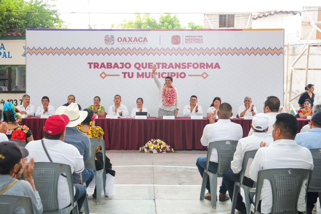 salomonj's tweet photo. Terminamos nuestra gira de hoy con nuestras hermanas y hermanos de San Francisco Ixhuatán, a quienes les presentamos la estrategia Trabajo que Transforma tu Municipio, con la que impulsamos la Reparación Histórica de los Pueblos.

Somos un gobierno que viene de abajo, por eso no queremos intermediarios, vamos a seguir trabajando con el pueblo de manera directa para garantizar el bienestar y el desarrollo en las ocho regiones. ¡Nunca más un gobierno alejado del pueblo!