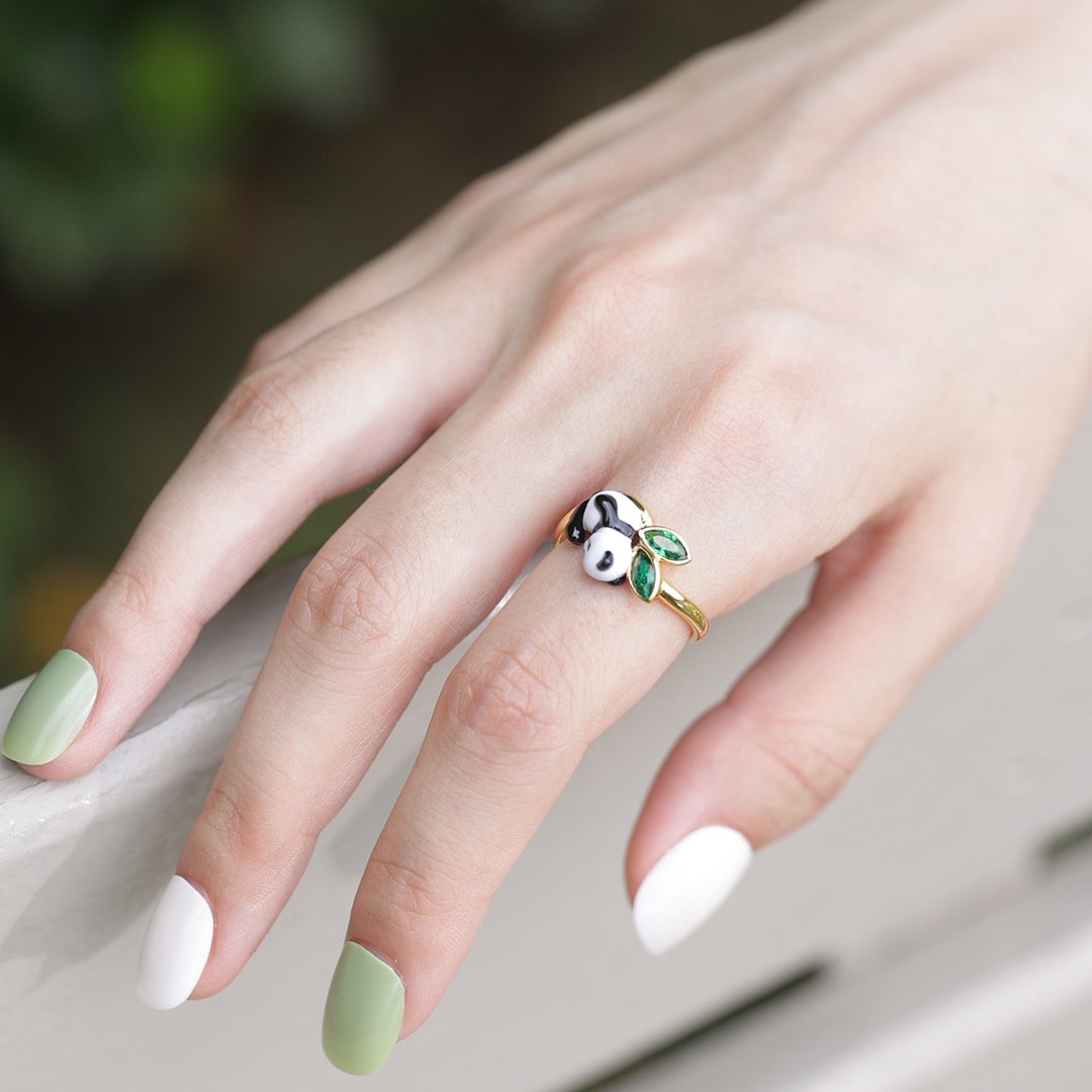 Jeulia New Collection --【Dreamy Garden】
エナメルで艶やかに描いた植物や生き物モチーフが可愛らしいアクセサリーたちです。
コロンと無邪気にころがる愛らしいパンダと竹の組み合わせが、可愛いデザインのリングです。🐼
詳しくは⇒jeulia.io/9s1z

#jeuliajewelry #DreamyGarden