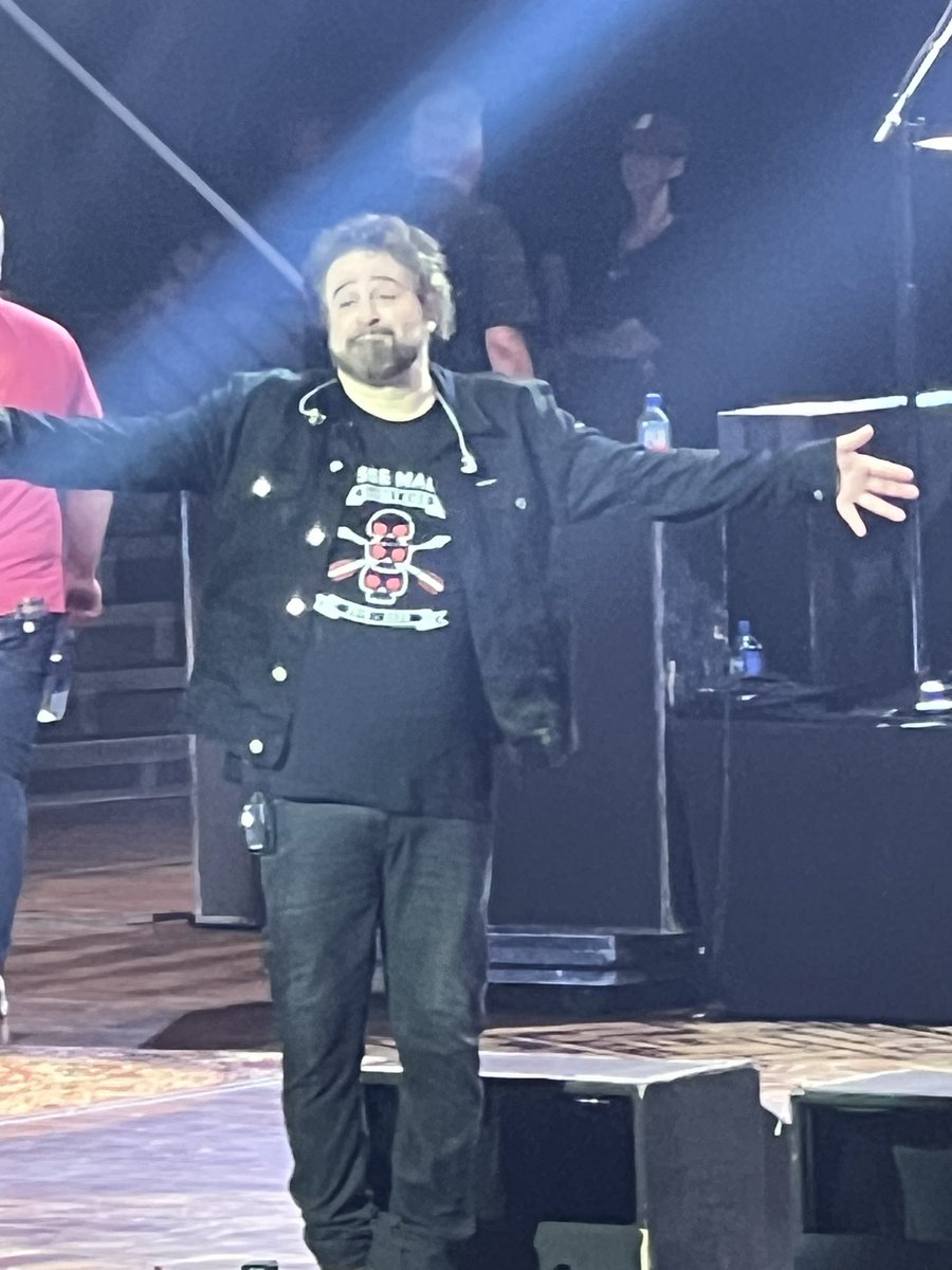 Hoosjoe's tweet photo. @CountingCrows Nice touch with the @jesse_malin t-shirt tonight in MD. @Club603 https://t.co/YSl73zYEwQ