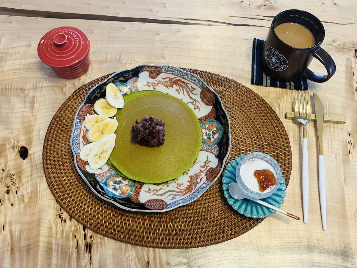asakanako11111's tweet photo. 今日のランチ
ケール🥬たっぷり
米粉の🟢パンケーキ🥞🍽️
適当に作ったけどそれっぽくなったかな☺️あんバターとバナナ🍌をトッピング
ヨーグルトは手作りスモモジャムを添えて♡
いただきまーす😆
#ランチ #おうちごはん #Twitter家庭料理部 #お腹ペコリン部 #awabiware https://t.co/4kTiOejloY