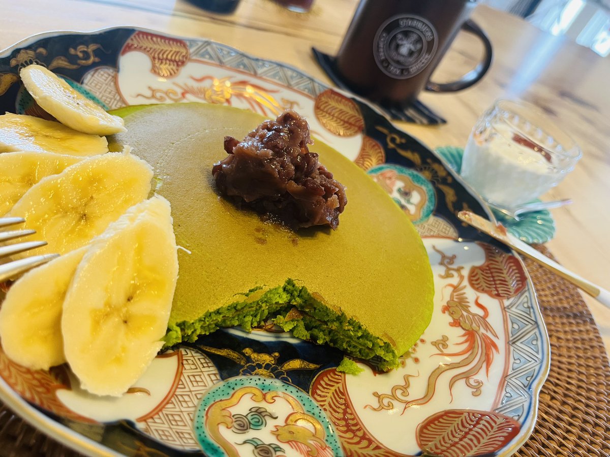 asakanako11111's tweet photo. 今日のランチ
ケール🥬たっぷり
米粉の🟢パンケーキ🥞🍽️
適当に作ったけどそれっぽくなったかな☺️あんバターとバナナ🍌をトッピング
ヨーグルトは手作りスモモジャムを添えて♡
いただきまーす😆
#ランチ #おうちごはん #Twitter家庭料理部 #お腹ペコリン部 #awabiware https://t.co/4kTiOejloY