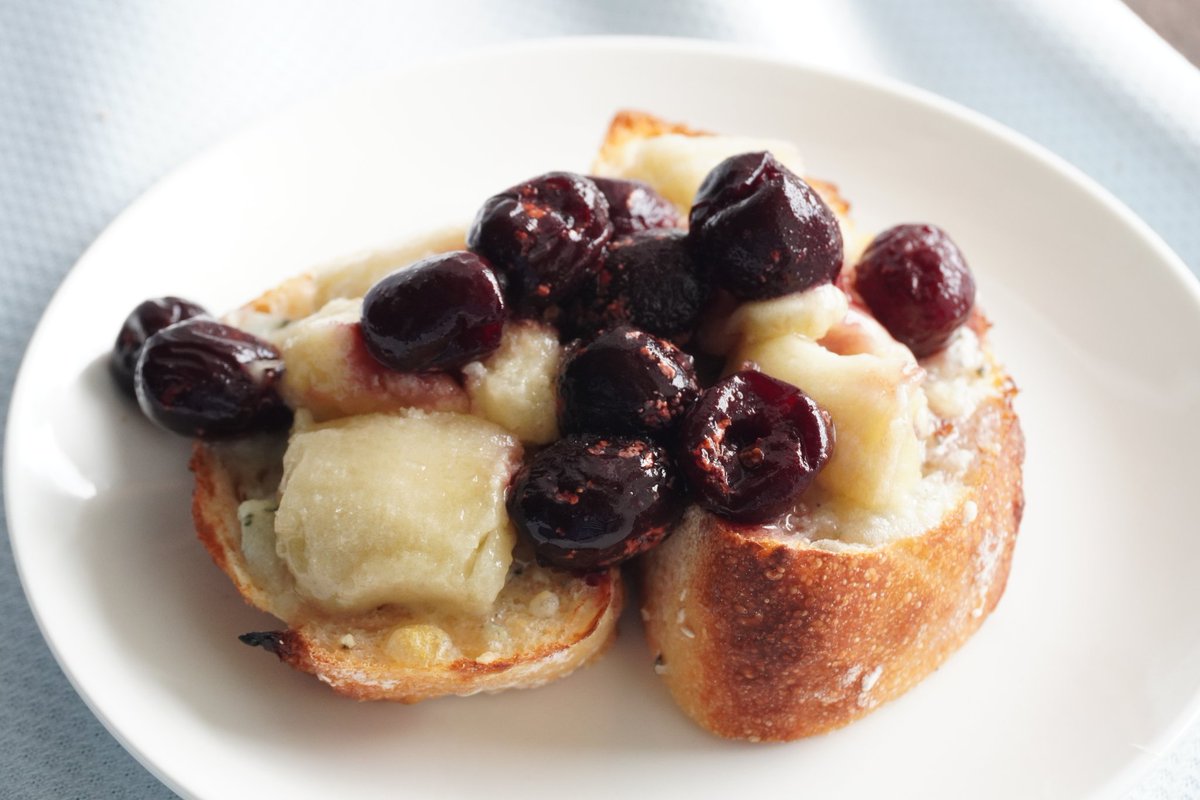 BreadmakerM's tweet image. クッペに冷凍バナナとチェリーをのせて食べました。
カリカリに焼いたパンの上で、溶け始めるフルーツが好きです😋