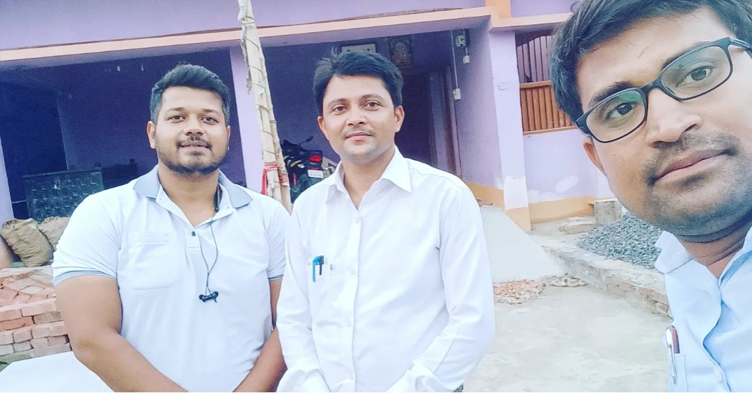 PrasantPathak_'s tweet photo. मुझे हमेशा कानूनी परामर्श देनेवाले मित्र युवा अधिवक्ता एडवोकेट प्रकाश कुमार चौधरी (ब्राह्मण) एवं एडवोकेट आशुतोष कुमार का मेरे आवास पर आना हुआ । https://t.co/2Yfd08tVCd