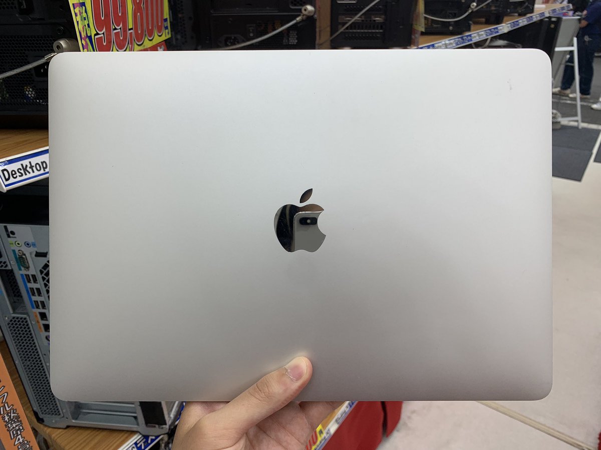 PCcomfullAKB4's tweet image. MacBook Pro 2019来ました〜🍎メモリ16GB、512GB(SSD)入りのモリモリ構成🍚
持ち運び楽ちんの13インチ♪持ち出して動画わ音楽編集をするのにピッタリ👍
パームレストに使用感が出ていますが、画面や天板の傷はほとんど無く、全体的にはキレイ✨

展示品限り！
#Apple #MacBookPro2019