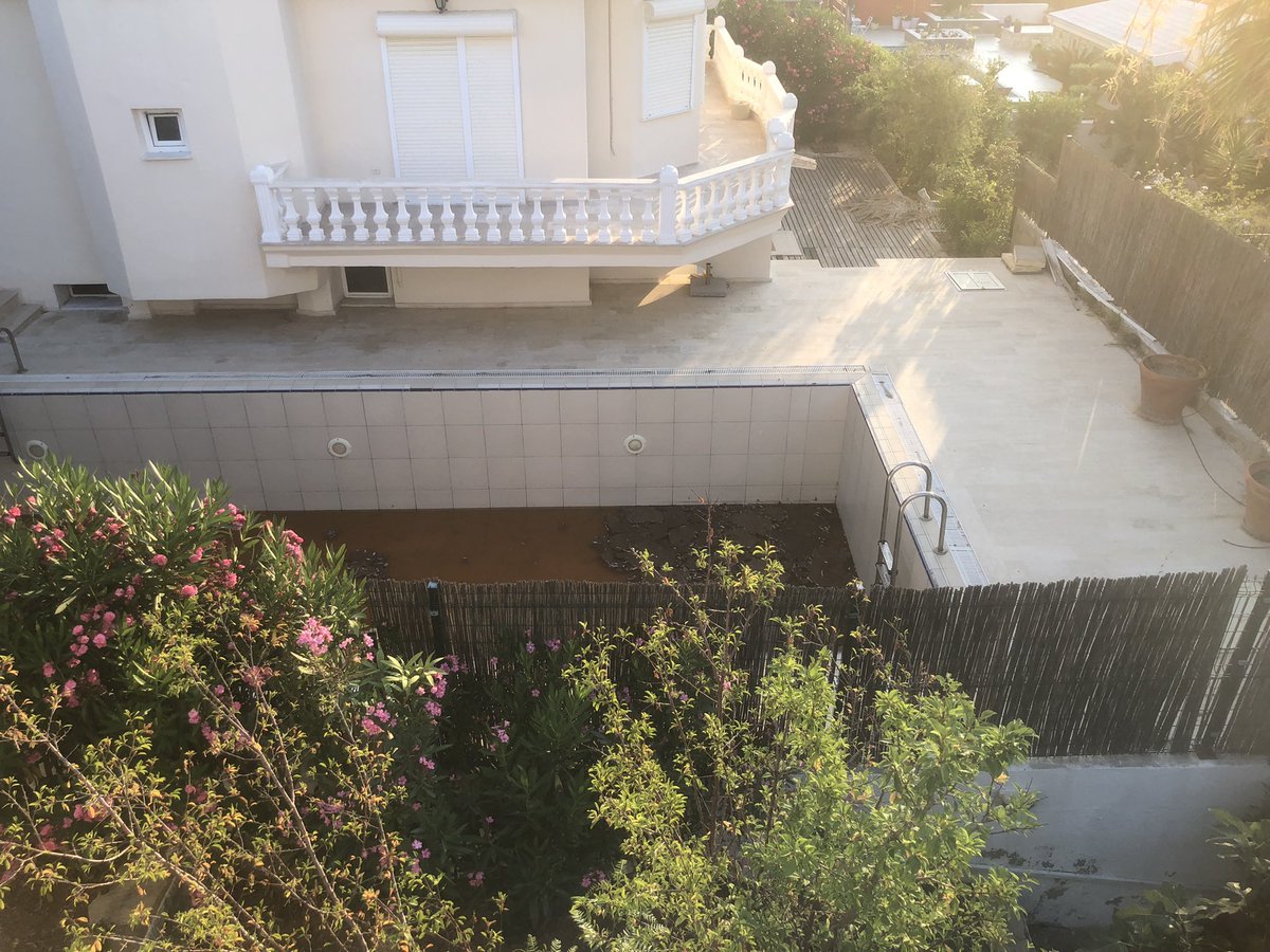 ayazmurvet's tweet photo. Ne camları acabiliyoruz ne bahcede balkonda otura biliyoruz bu sıcakta kokusu sinegi mafolduk komsumuzun havuzu bu katmanlar olustu artik ustunde hala temizletmiyor cesme dalyan 4230 sk no 4 lutfen bir cozum bulun @cesmebld @izmirhim @izmirbld @ekremonan https://t.co/lAtZdI9v9h