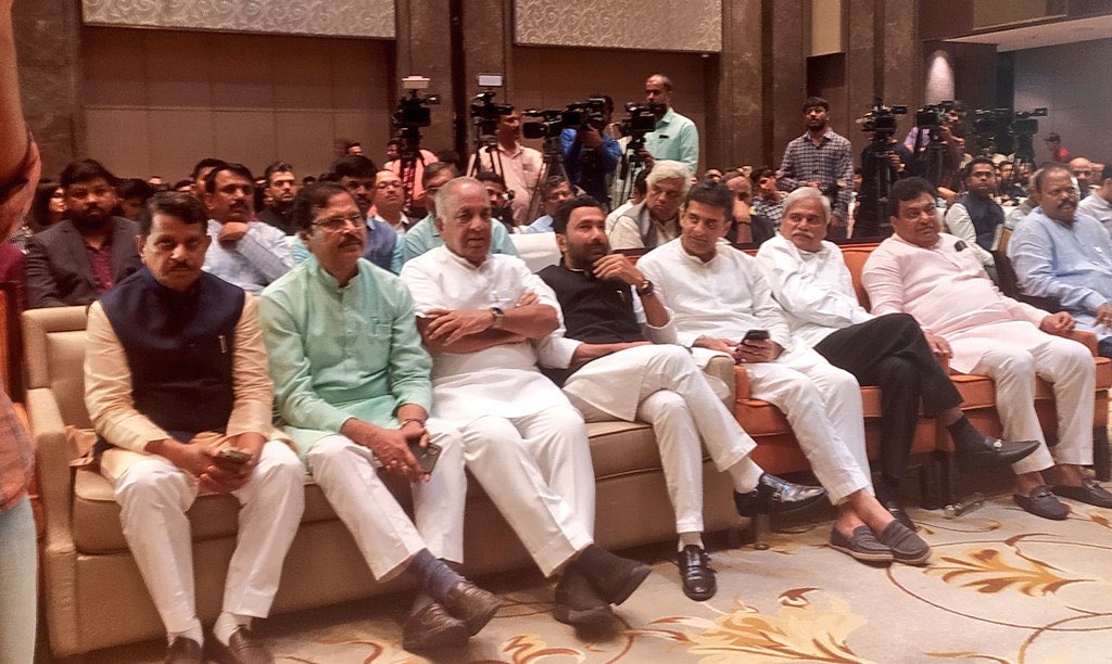 NsBoseraju's tweet photo. ಇಂದು ಬೆಂಗಳೂರಿನ ಶಾಂಗ್ರಿಲಾ ಹೋಟೆಲ್ ನಲ್ಲಿ ಕಾರ್ಮಿಕ ಸಚಿವರಾದ ಶ್ರೀ @SantoshSLadINC ಅವರ ಪುತ್ರ ಕರಣ್ ಲಾಡ್ ಬರೆದಿರುವ "A Glitch in the Simulation" ಪುಸ್ತಕ ಬಿಡುಗಡೆ ಸಮಾರಂಭದಲ್ಲಿ ಭಾಗವಹಿಸಿ ಶುಭ ಕೋರಿದೆ. https://t.co/Ew9IsfWZU5