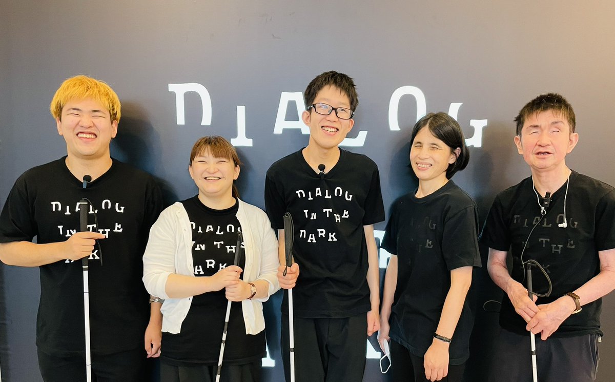 DialogintheDark's tweet photo. 暗闇の中では優しい言葉がたくさん飛び交います。「ありがとう」「ここにいるよ」「大丈夫？」顔は見えないけれど、確かに感じられる存在感、安心感。

同じ様に相手の顔が見えないネットの世界。たくさんの人に言葉を伝えることができるから、優しい言葉、嬉しい言葉を使えたら良いですよね。 https://t.co/B8qraWumrW
