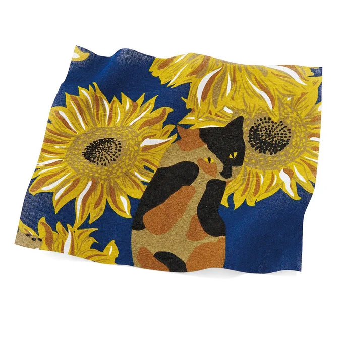 花火大会にサビ猫さんと出かけませんか? の猫部オリジナル浴衣が販売中  熱狂的ファンが多いサビ猫さんと、大人っぽいデフォルメの大輪のひまわりをモチーフに、上品な雰囲気で仕上げましたそれぞれ異なる個性豊かな模様にも注目です  詳細⇒