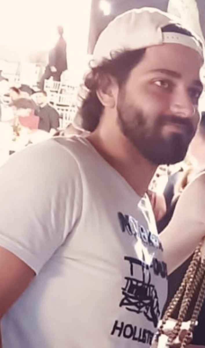 اليوم ١٣ تموز..من ٢٢ سنة كان يوم جمعة..وقالولي هيدا يوم نحس..ما بؤمن بهالقصص بس من جواتي خفت..لحد ما حطّوك بين ايديي..بلشت اتأكد من كل تفاصيلك..وجّك..اصابيعك….
عيونك..واليوم صرت أحلى شب وطلعت بتشبهني بكل شي فيك..
طلع تاريخ ميلادك تاريخ حلو عليي أولاً لانك نورتلي حياتي والسبب