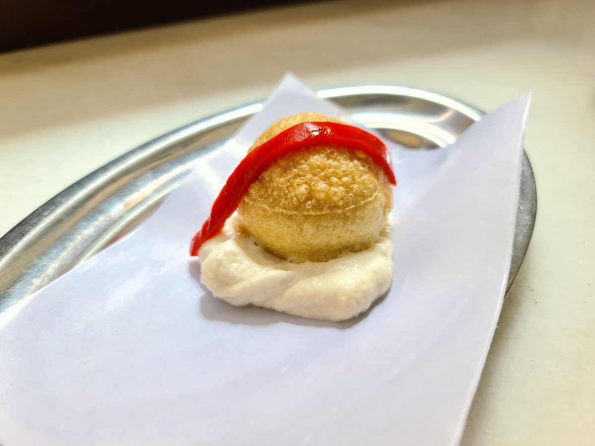 LifeAddicteds's tweet image. -Cod brandade stuffed fritter (€3/u).

#Food #cod #fritter