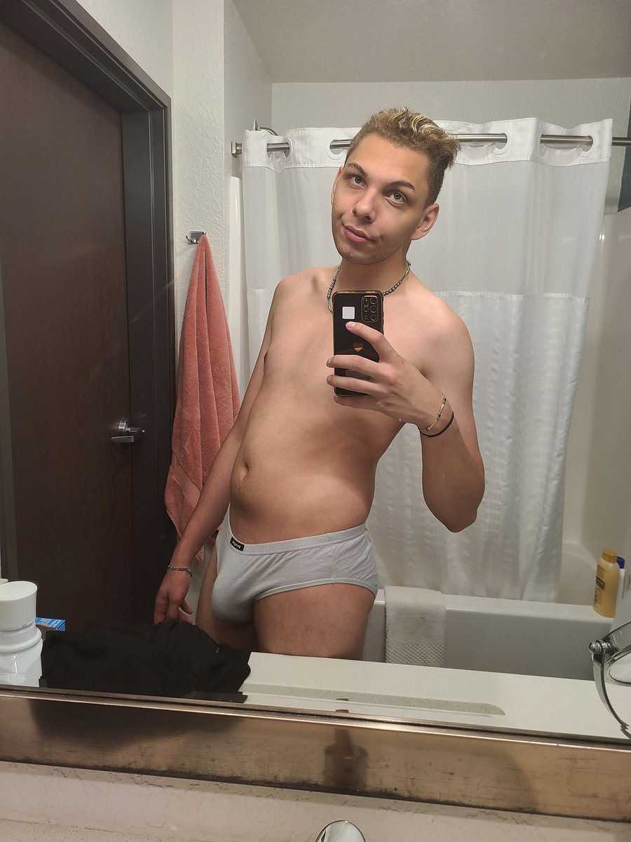 Austinmknowles1's tweet photo. I'm gonna look so good when I get abs https://t.co/l53mFxoLTp