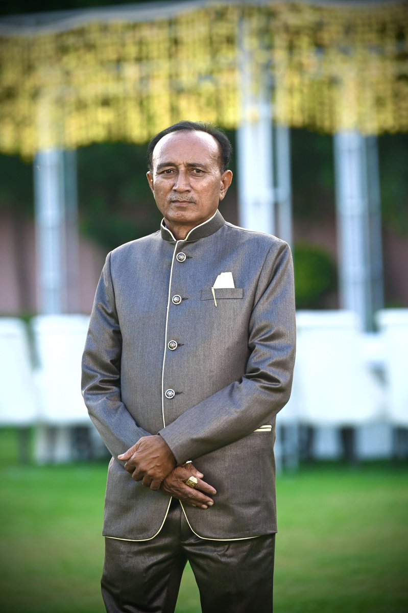 Harshpatel231's tweet photo. મારા માર્ગ દશઁક પડછાયા ની જેમ મારી જોડે રેહતા એવા મારા કાકા આજ રોજ દેવલોક પામ્યા છે ડગલે ને પગલે સલાહ સુચન આપતા.  માનવા મા નથી આવતુ કે હવે એ અમારી સાથે નથી. તેમની દિવ્ય આત્મા ને શાંતિ મળે એજ પ્રભુ ને પાઁથના https://t.co/qnFPVF0Ilw