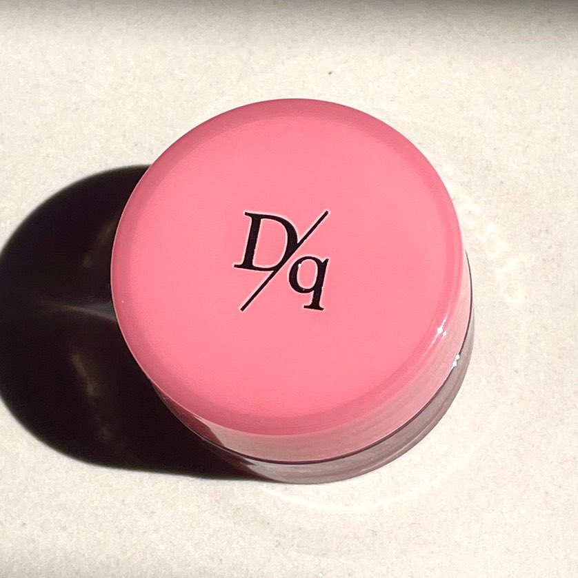 reviewchoey's tweet photo. เธออ! Dasique Lip Jam สี 09 คือสวยไม่สิ้นจริง! สีตุ่นละมุน สวยฉ่ำมากก เนื้อนุ่มเจลลี่ฉ่ำสุดๆ ยิ่งทาบนปากคือฉ่ำเลย วันสบายๆทาตัวนี้คือจบ สวยย https://t.co/ZMctmEDLLE