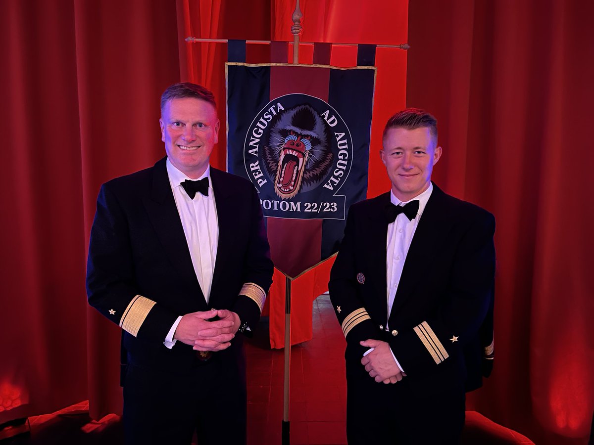 deu_flotilla2's tweet photo. Gestern #stilecht|es Abschluss-Dinner des #Zugführer-Lehrganges #POTOM des @korpsmariniers. Sackstarke Leistung vom 🇩🇪 Teilnehmer, KptLt Wind 🫡 vom #Seebataillon & allen 14 Absolventen. Insgesamt ein klasse Abend mit hervorragenden Gesprächen im Beisein des NLD CHOD @admiraalTas https://t.co/UGpMb9yAw9