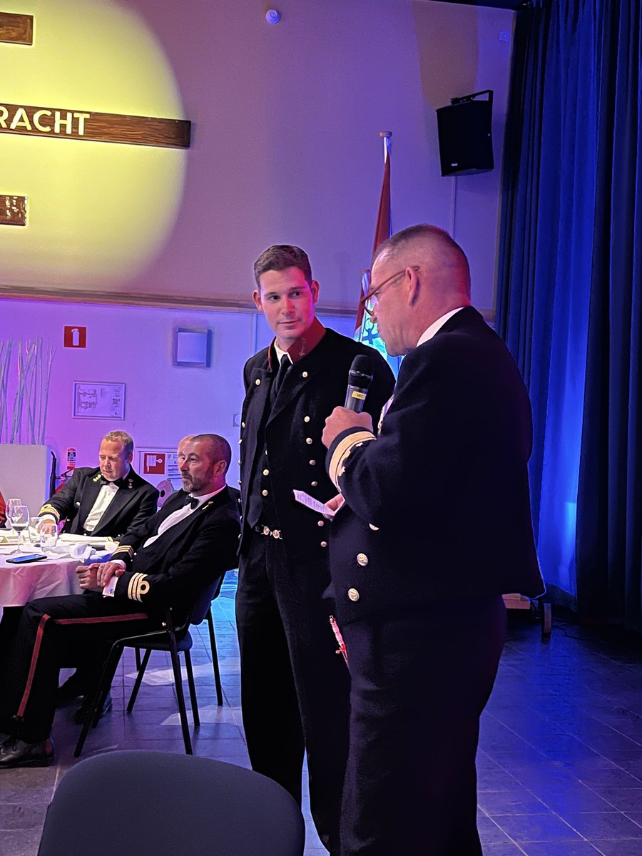 deu_flotilla2's tweet photo. Gestern #stilecht|es Abschluss-Dinner des #Zugführer-Lehrganges #POTOM des @korpsmariniers. Sackstarke Leistung vom 🇩🇪 Teilnehmer, KptLt Wind 🫡 vom #Seebataillon & allen 14 Absolventen. Insgesamt ein klasse Abend mit hervorragenden Gesprächen im Beisein des NLD CHOD @admiraalTas https://t.co/UGpMb9yAw9