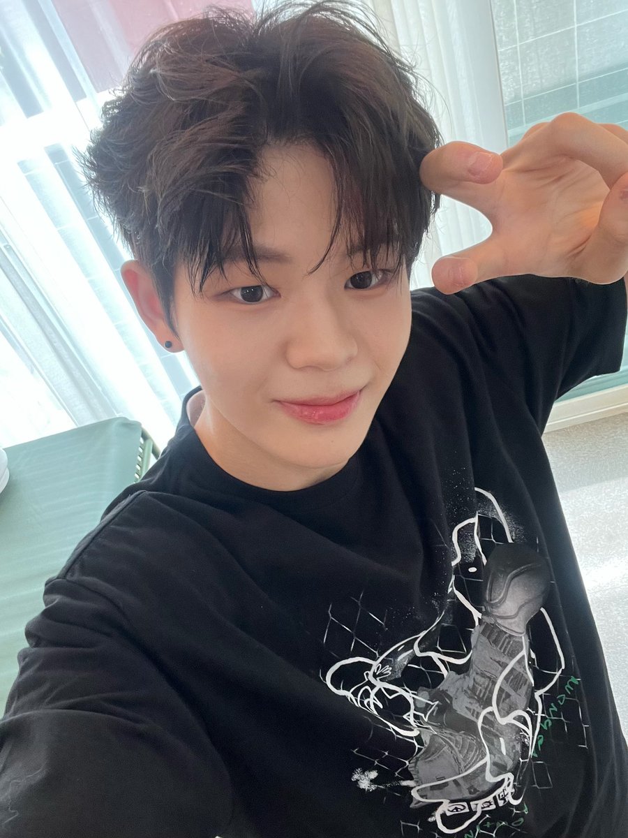 wakeone_trainee's tweet photo. 요즘 제가 좋아하는 포즈가 있는데요!
바로 토끼 귀 모양으로 접은 브이 포즈예요!🐰
이 포즈를 뭐라고 부르면 좋을까요?
댓글에 추천해 주세요!!😍

#문정현 #MUNJUNGHYUN https://t.co/iaXm80ugiE