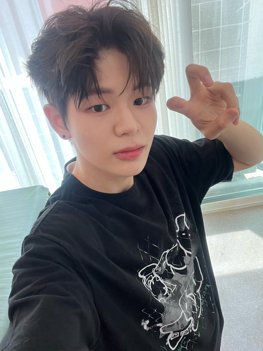 wakeone_trainee's tweet photo. 요즘 제가 좋아하는 포즈가 있는데요!
바로 토끼 귀 모양으로 접은 브이 포즈예요!🐰
이 포즈를 뭐라고 부르면 좋을까요?
댓글에 추천해 주세요!!😍

#문정현 #MUNJUNGHYUN https://t.co/iaXm80ugiE